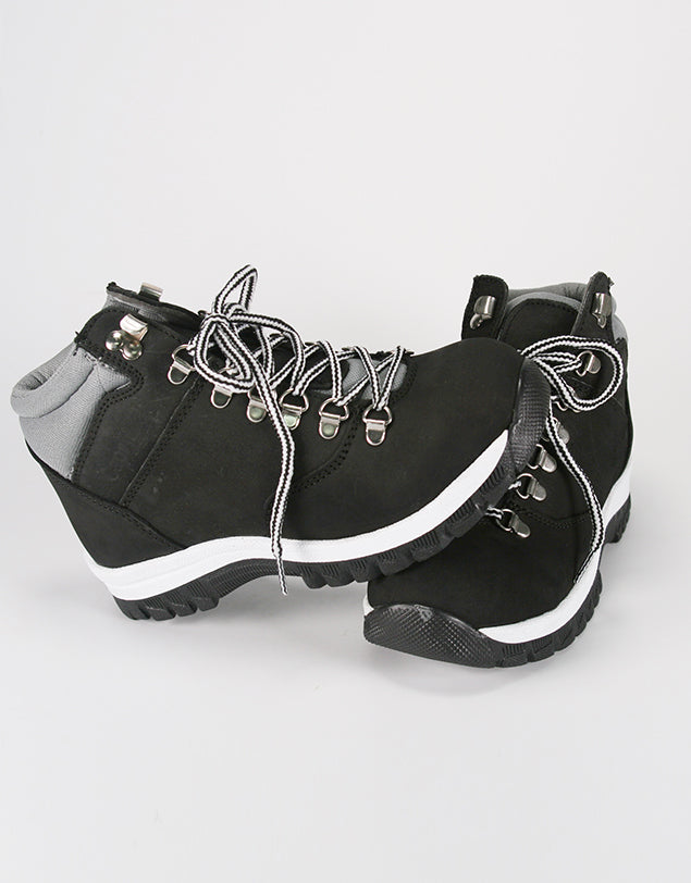 Botas negras con casquillo de acero